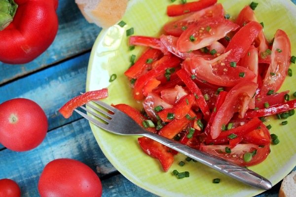 Салат с перцем и помидорами